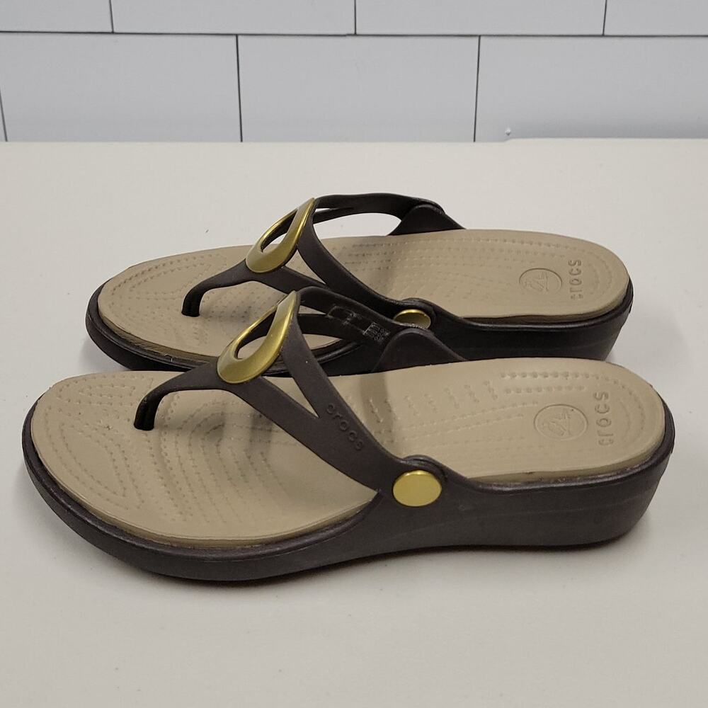Crocs Womens Size 6 Brown Gold Ring Thong Flip Flop Sandals Comfort Wedge